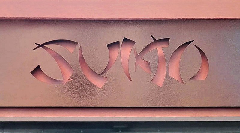 Placa de metal para fachada de sushi bar