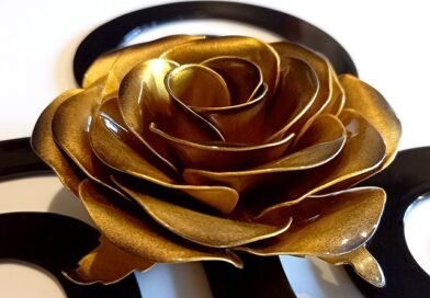 Rosa 3D de metal com pétalas pintadas na cor dourada
