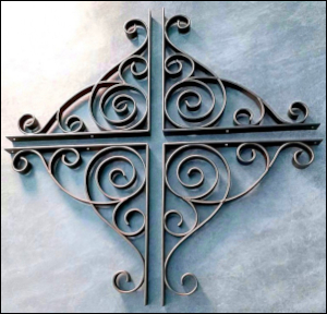 Crucifixo com volutas de metal